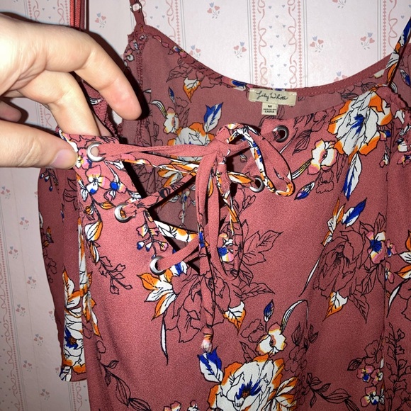 Fun off-the-shoulder floral blouse! Size medium - Picture 3 of 6